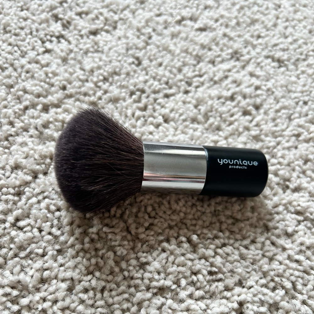 Younique Powder Puff Makeup Brush